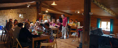 Op de zolder kunnen we binnen schilderen, zingen en theater maken.