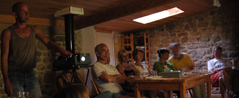 Avondprogramma tijdens de creatieve vakanties tekenen, schilderen, beeldhouwen, zingen, theater bij Bleu et Vert in Le Phaux, Auvergne, Frankrijk