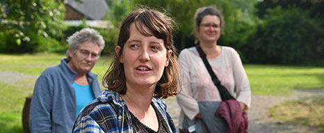 Docent theater bij Bleu et Vert in Le Phaux, Auvergne, Frankrijk